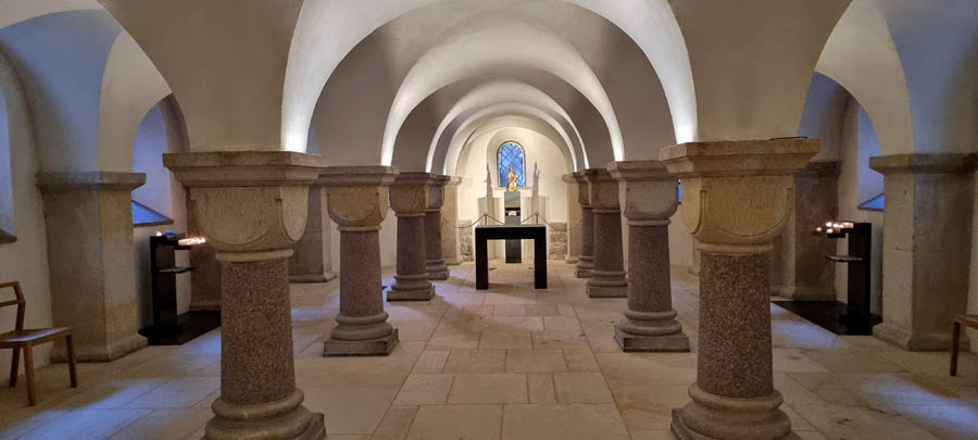 heller Geölbekeller mit Rundbögen, die auf runden Säulen stehen, in der Mitte steht ein Altar dahinter eine Marienfigur