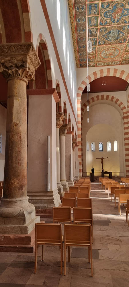 prächtige Kircheninnenraum mit erdtönen gestrichen mittig bestuhlt